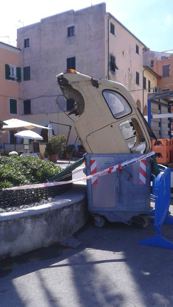 Fiat 500 nel cassonetto indifferenziato