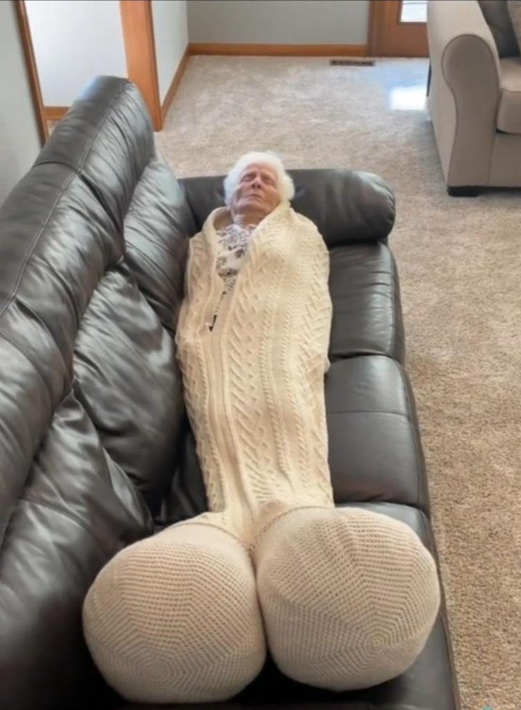 La nonna dorme in una coperta a forma di cazzo