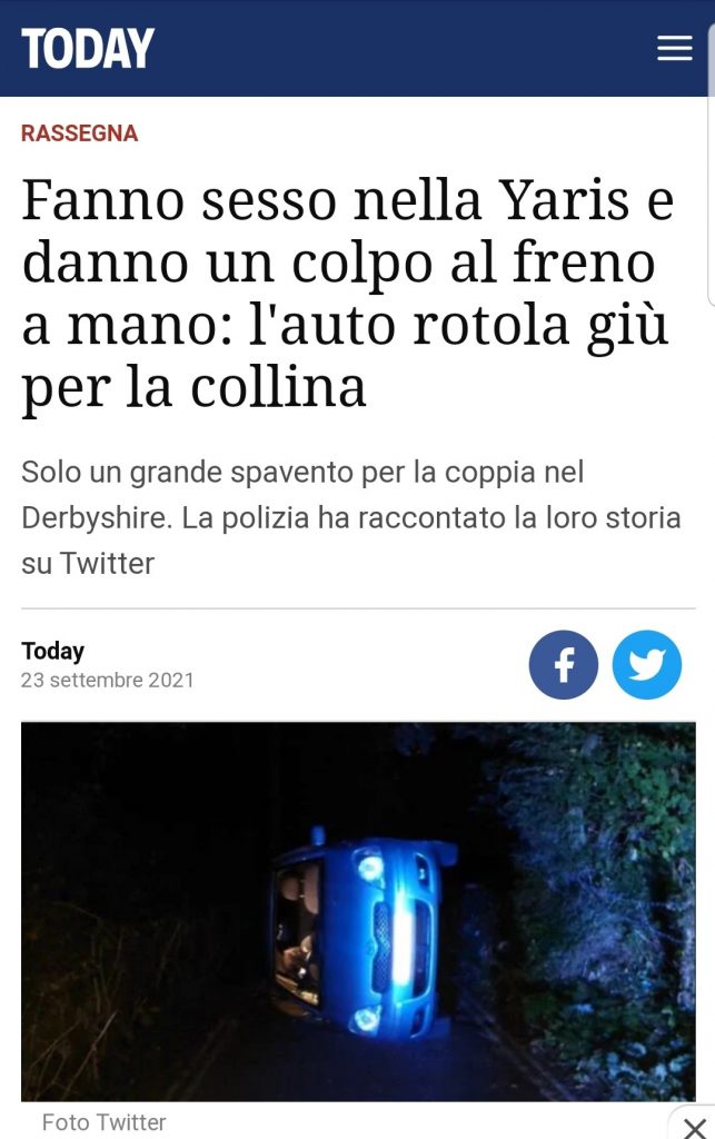 Non un incidente qualunque visto che i due giovani stavano facendo l'amore all'interno della vettura che si è capovolta. I due ragazzi erano a bordo della loro Toyota Yaris quando hanno commesso l'errore che poteva costargli molto caro