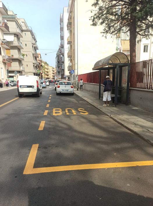 Ammiocuggino e la segnaletica alla fermata dell'Autobus