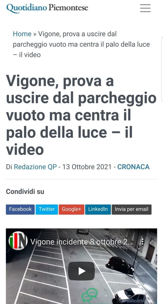 Vigone, prova a uscire dal parcheggio vuoto ma centra il palo della luce