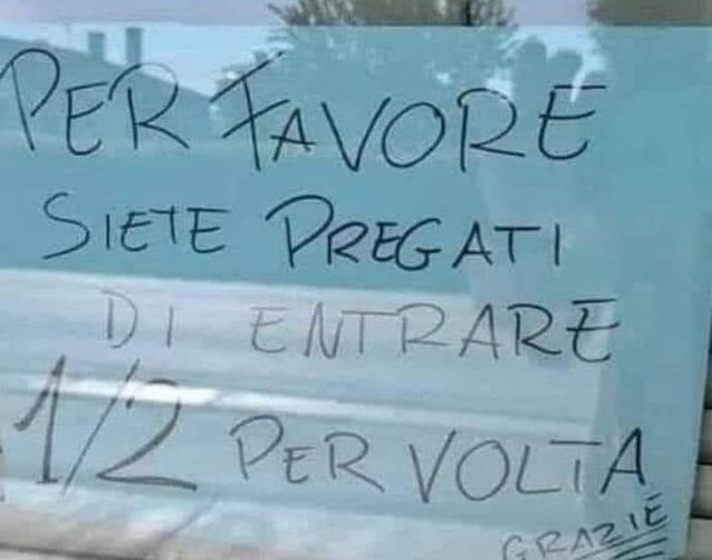 Siete pregati di entrare metà per volta. Grazie