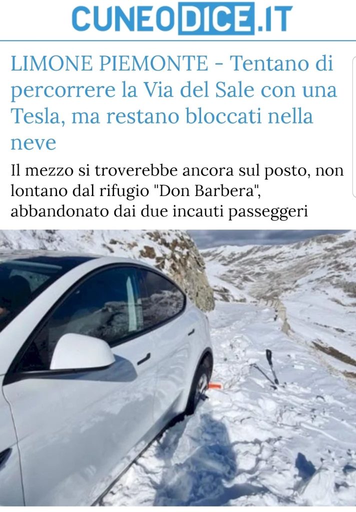 Tentano di percorrere la Via del Sale con una Tesla, ma restano bloccati nella neve