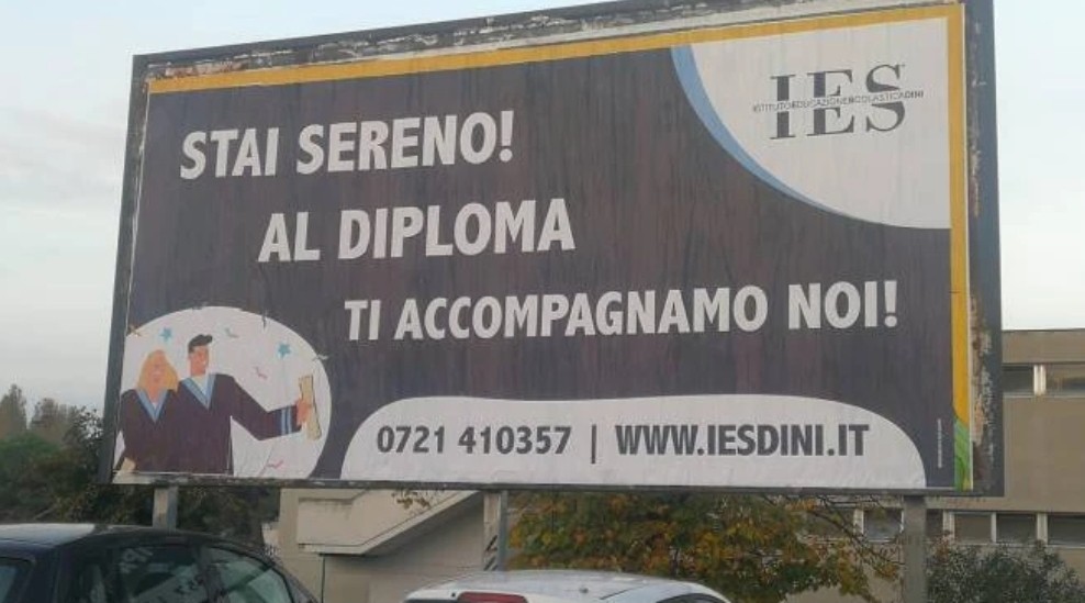 Pesaro, cartellone pubblicitario con errore: "Al diploma ti accompagnamo noi"