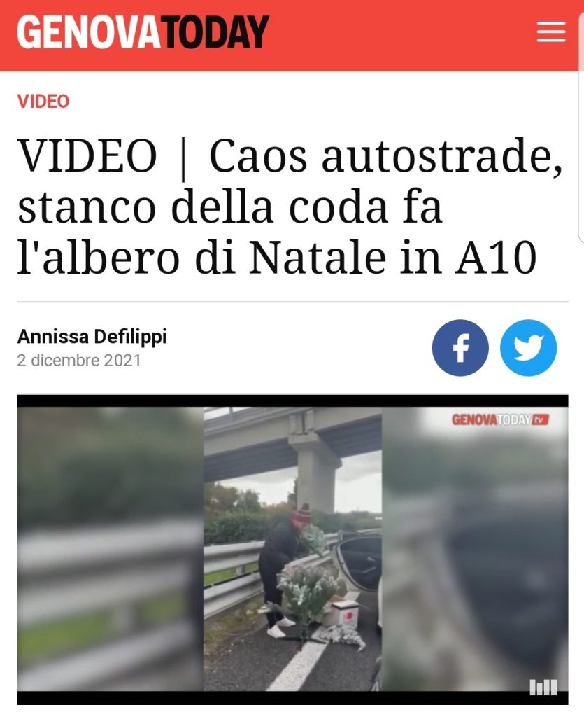 Caos autostrade, stanco della coda fa l'albero di Natale in A10